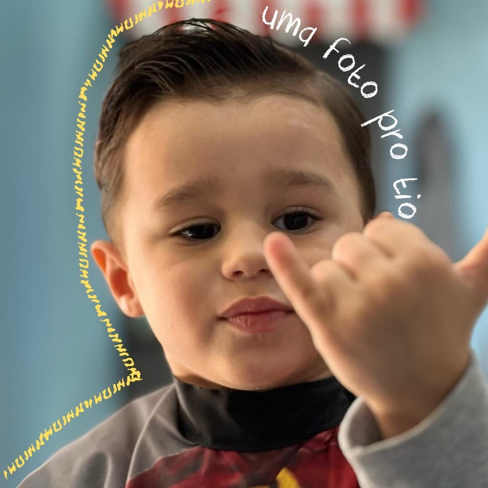 Bebê na cadeirinha da barbearia